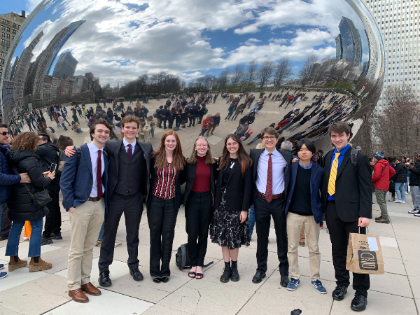 Marquette MUN delegates posing in front of Chicago's "Bean."